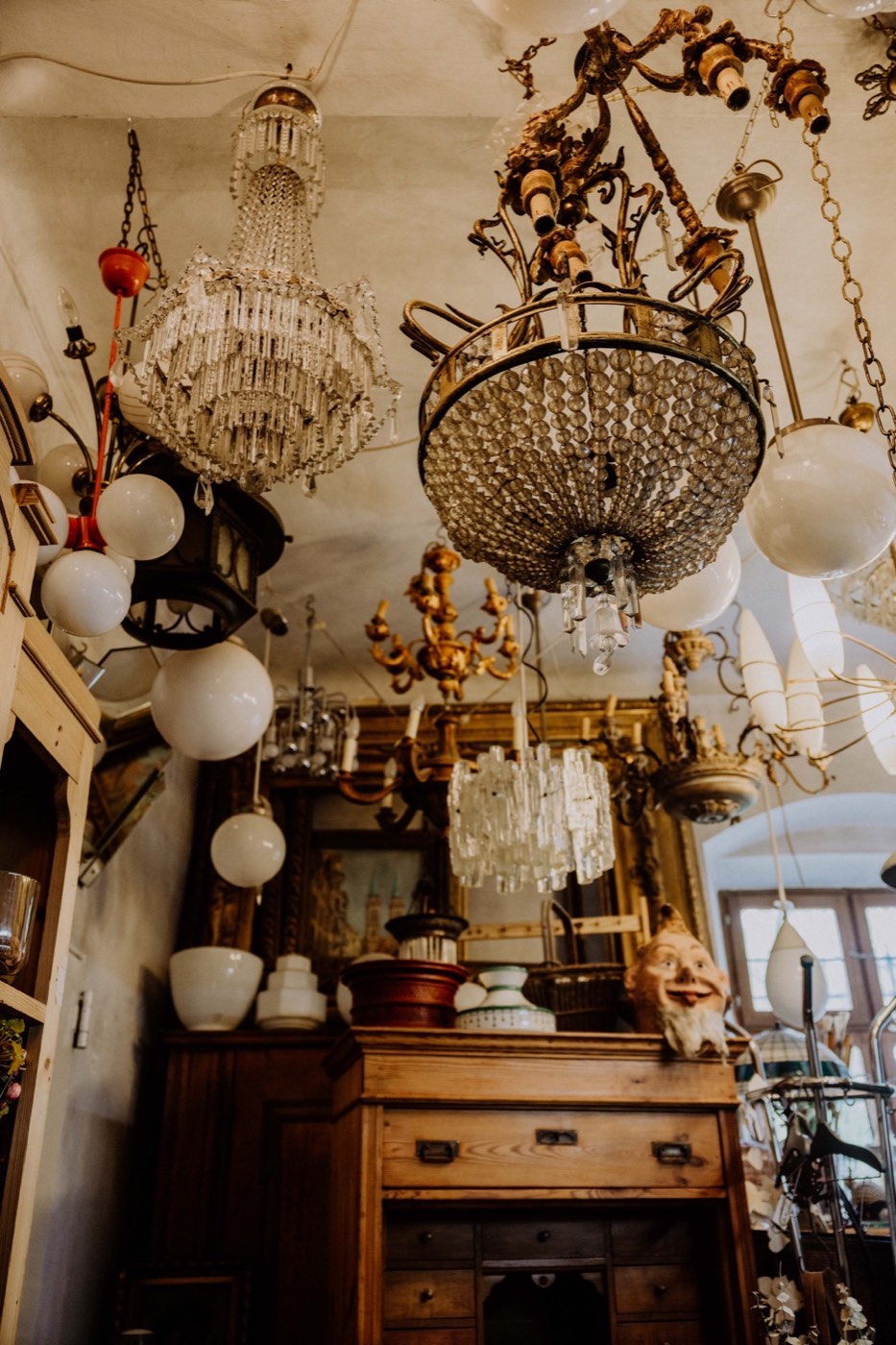 Leuchten und Antiquitäten im Kolerschloss