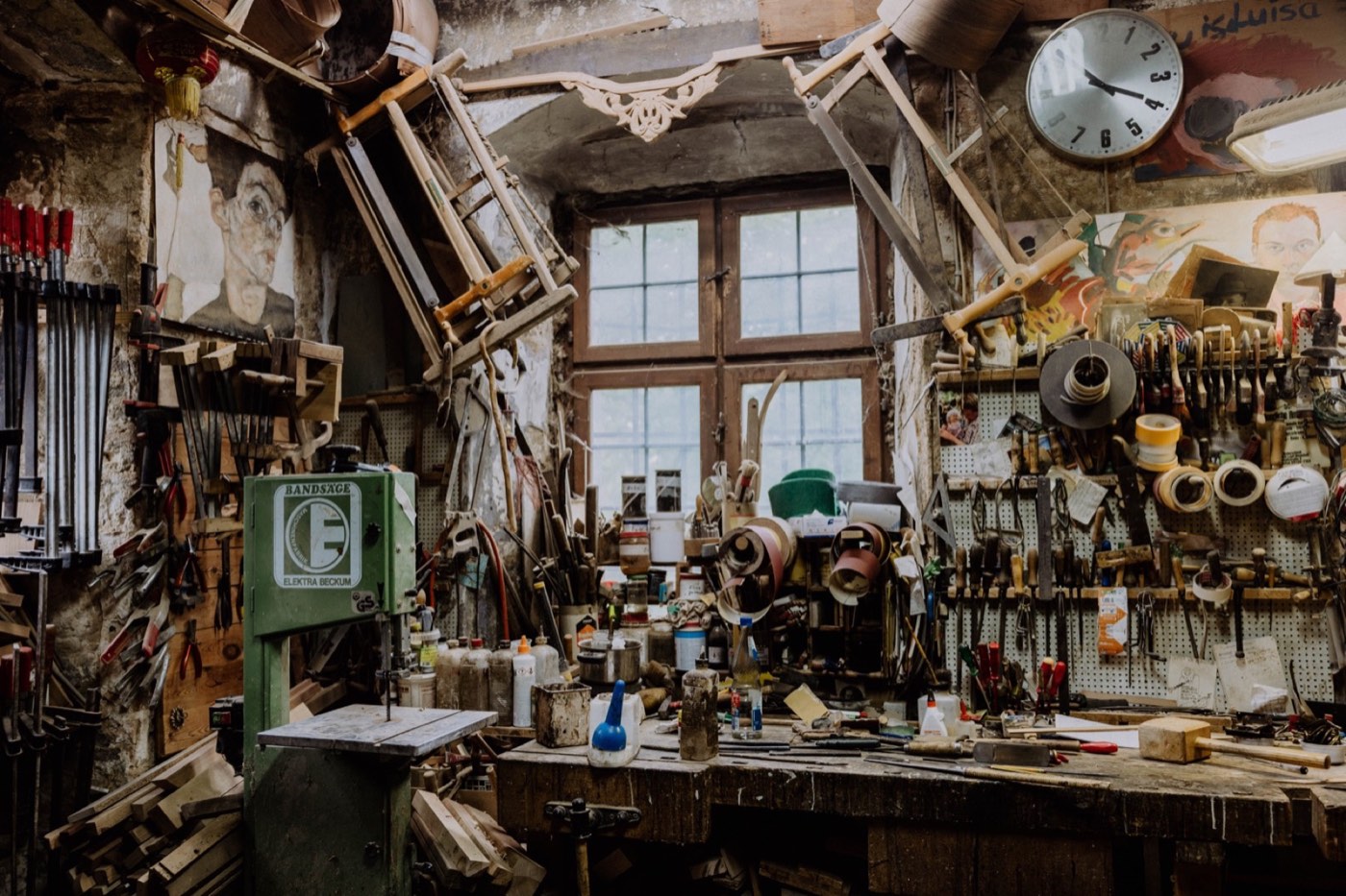Werkstatt im Kolerschloss mit Werkzeugen und Arbeitstischen